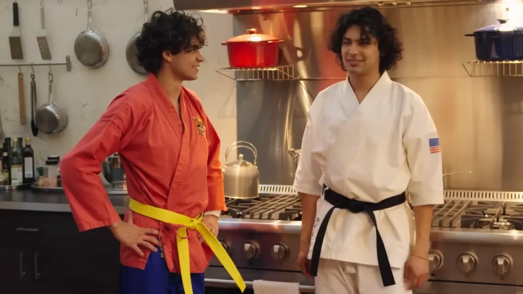 Iñaki Godoy e Xolo Maridueña no set de Cobra Kai - One Piece - Netflix (2)