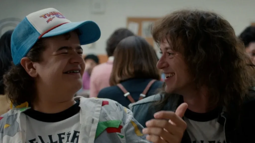 Dustin (Gaten Matarazzo) e Eddie Munson (Joseph Quinn) em Stranger Things